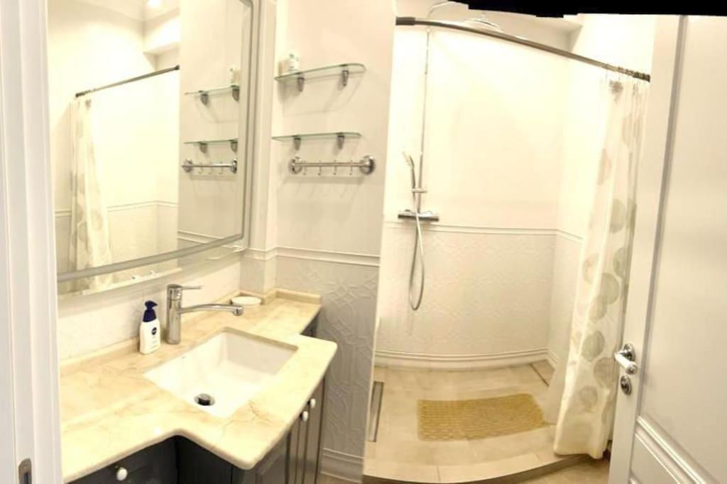 Very Large Apartment For Family! On Milestiu! Chişinău Esterno foto